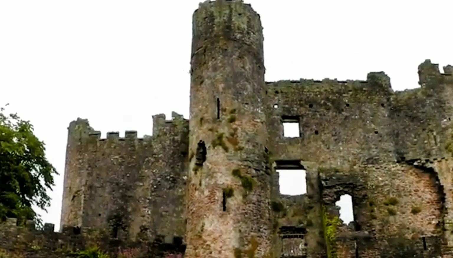 Read more about the article Laugharne Castle: Poetic Beauty, Medieval Power, and Ghostly Whispers